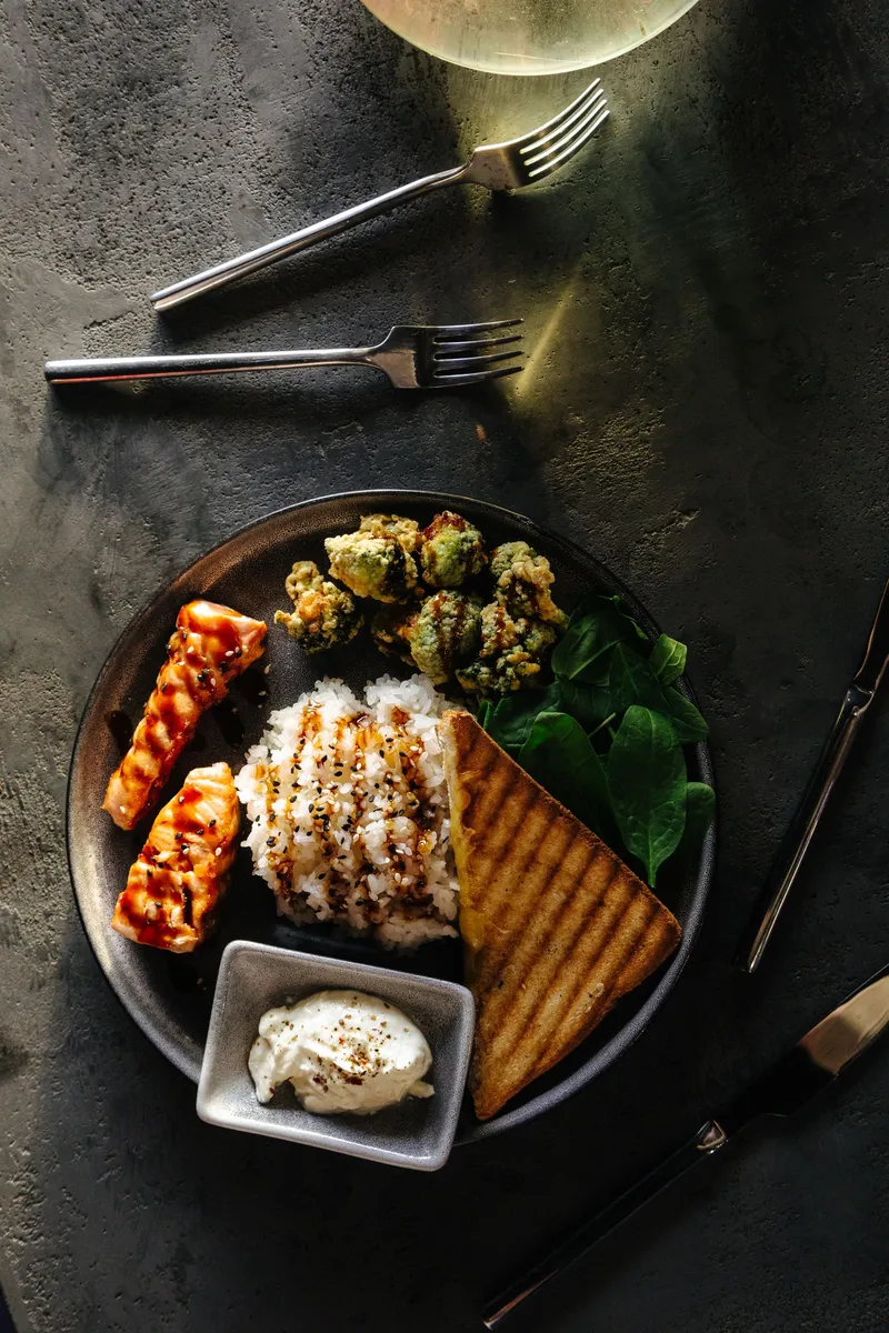 Cena ligera de salmón a la plancha con arroz y verduras servida al final del día para cerrar la ventana de comida