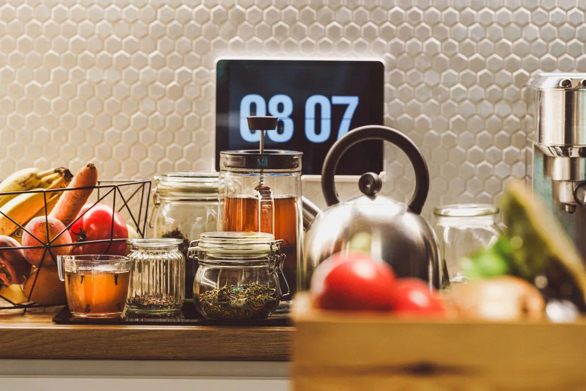 Encimera de cocina con reloj digital, infusión y fruta fresca para controlar las horas de ayuno