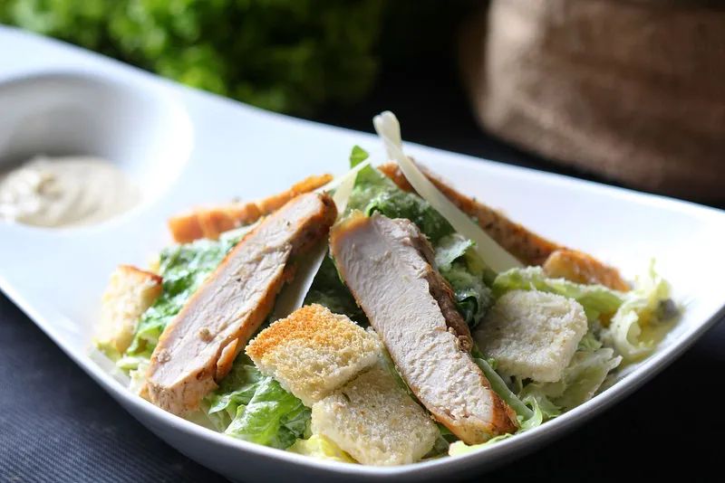 Ensalada de verduras con tiras de pollo, comida típica dentro de la ventana de alimentación