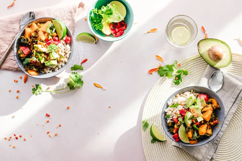 Cuencos de ensalada mediterránea con verduras frescas, ideales para romper el ayuno de forma saludable
