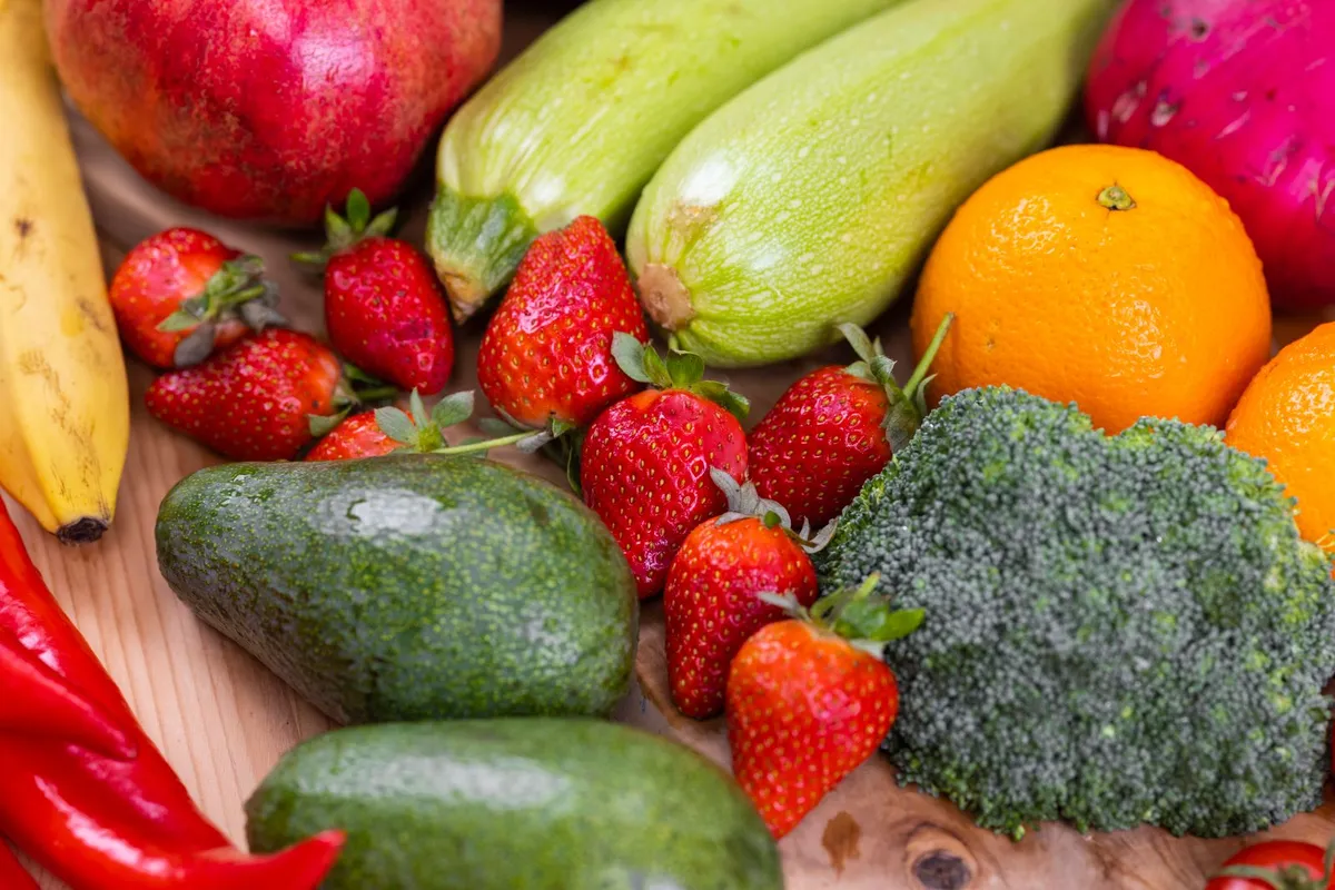 Frutas y verduras frescas como aguacate, fresas, brócoli y naranja que aportan nutrientes durante el ayuno intermitente