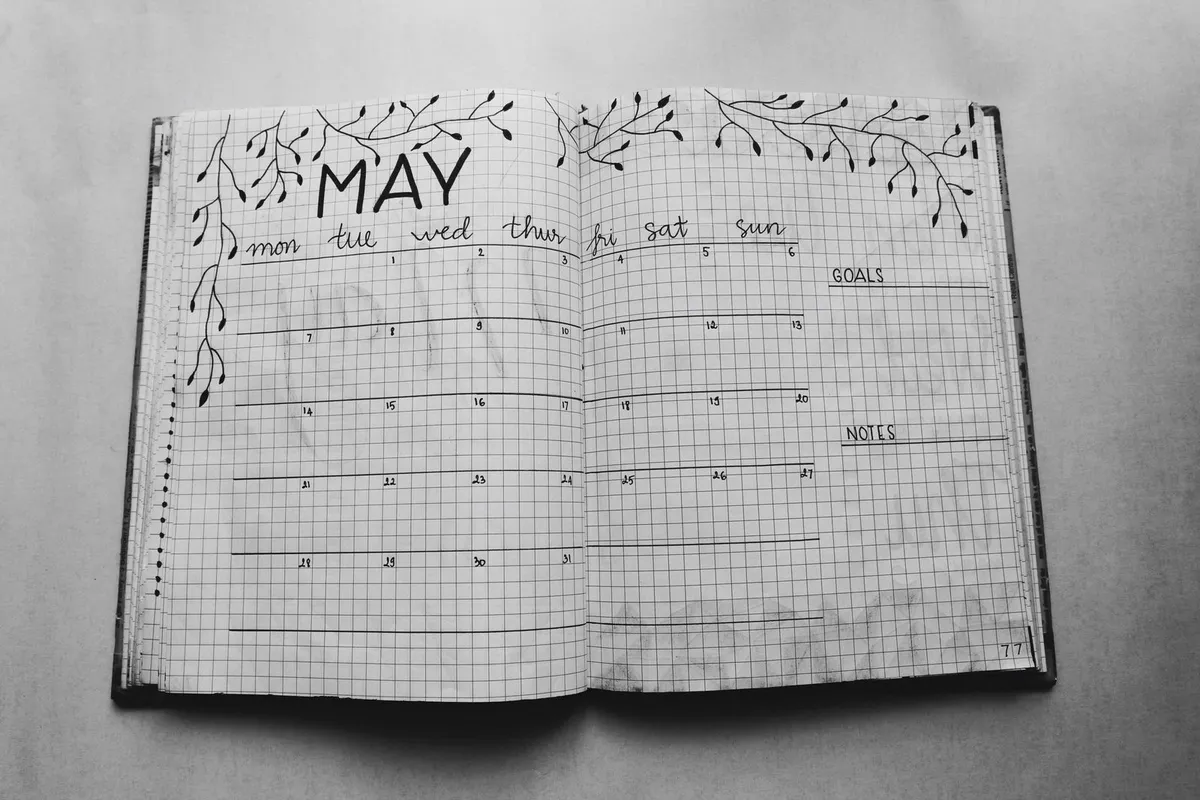 Agenda tipo bullet journal con un calendario mensual dibujado a mano para planificar el reto de 30 días de ayuno 16/8